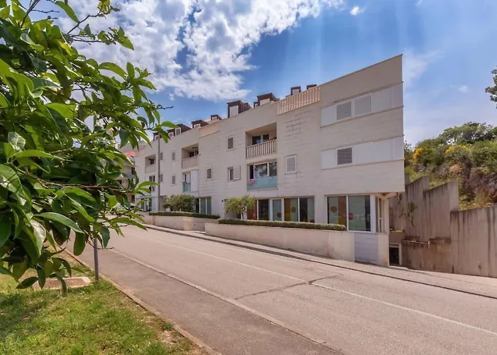Stylish Two Bedroom Apartment&Garage Parking Place