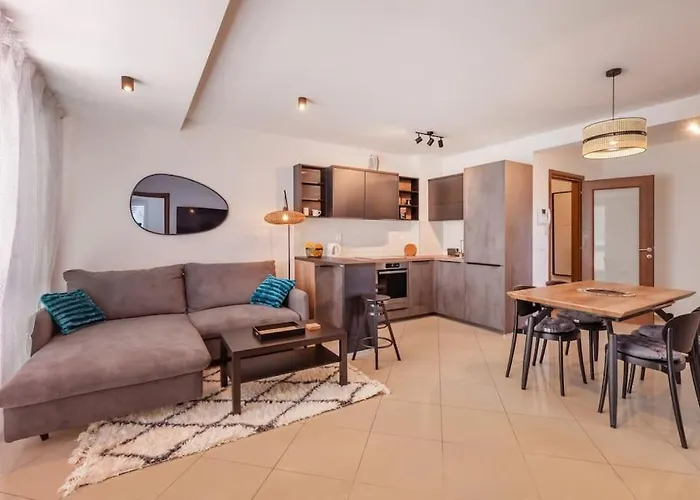 Stylish Two Bedroom Apartment&Garage Parking Place