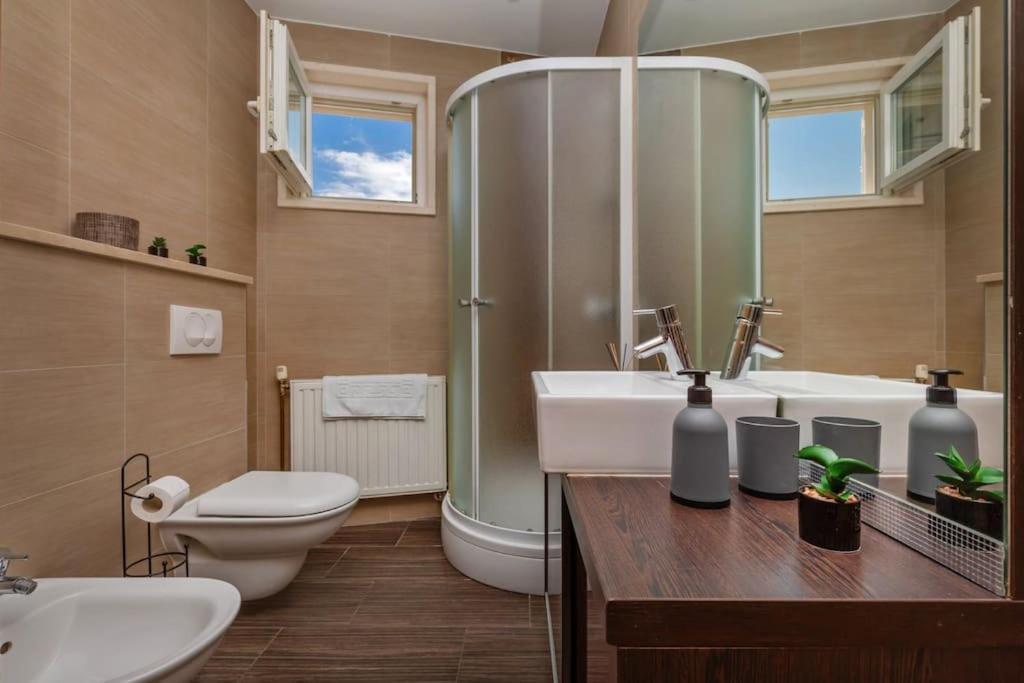 Stylish Two Bedroom Apartment&garage Parking Place Apartment *